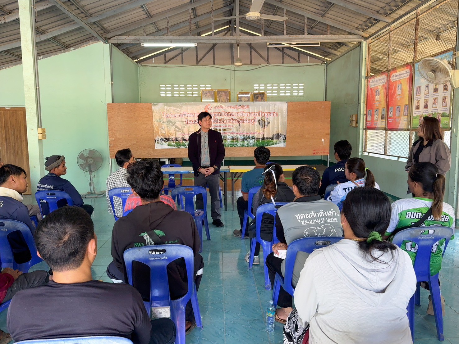 title - วันจันทร์ที่ 12 มกราคม พ.ศ.2569 นายวิทูล ประดิษฐบุญ ปฏิรูปที่ดินจังหวัดปราจีนบุรี  พร้อมด้วยเจ้าหน้าที่ ส.ป.ก. ปราจีนบุรี จัดการฝึกอบรมเชิงปฏิบัติ โครงการพัฒนาธุรกิจชุมชน กิจกรรมพัฒนาธุรกิจชุมชนในเขตปฏิรูปที่ดินจังหวัดปราจีนบุรี  งบประมาณ พ.ศ. 2569 หลักสูตรการพัฒนาความเข้มแข็ง และการแปรรูปสินค้า  เพื่อเพิ่มมูลค่าวัสดุเหลือใช้จากข้าว พร้อมทั้งมอบเครื่องอัดฟางข้าวให้แก่เกษตรกร